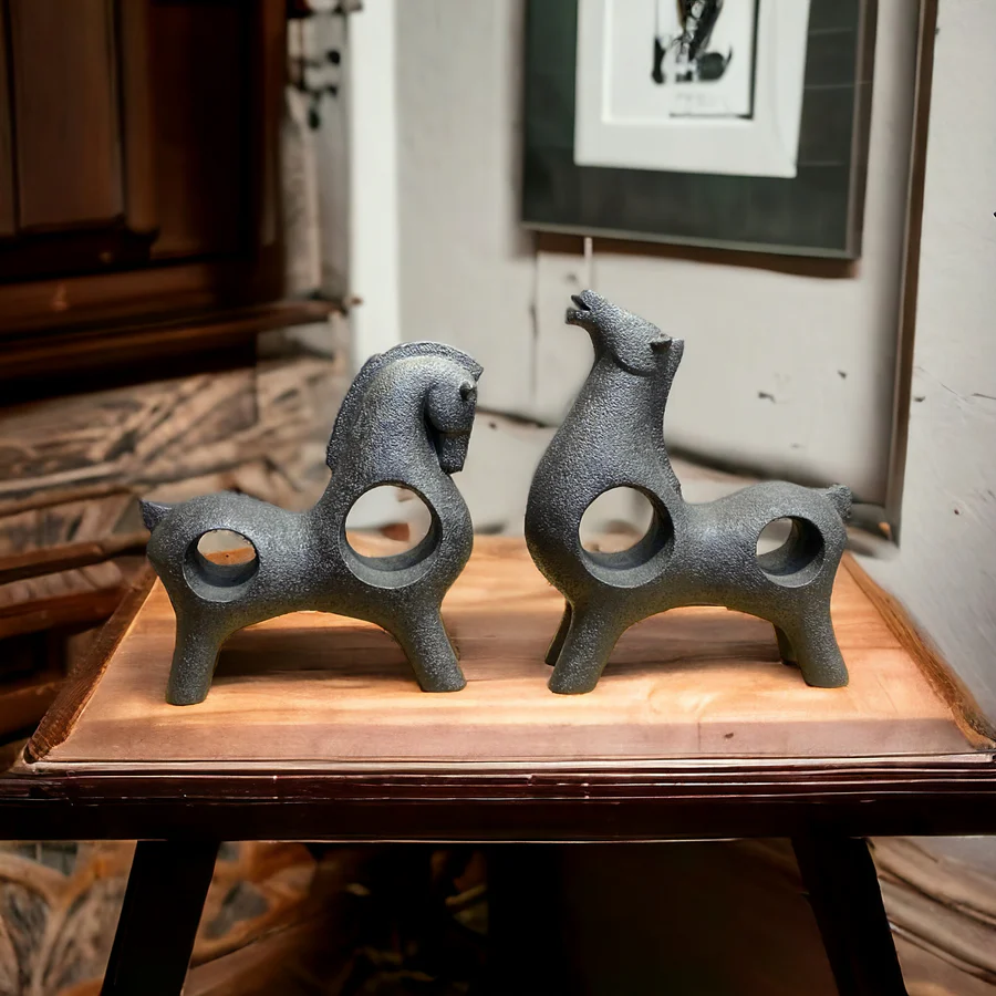 Image of Horse Novel Set Artifact – Black & White Decorative Sculpture